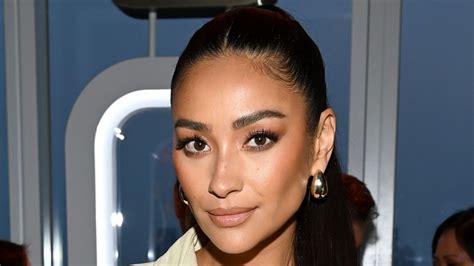 Shay Mitchell Pairs String Bikini With Oversized。